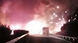 炸成烟花！运输烟花车辆在贵州一高速遇事故失火 烟花被点燃