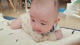 115天的小宝宝第一次翻过身，一脸满意的表情萌翻了！