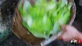 炝生菜好多人第一步就错了，难怪不好吃，看饭店大厨是怎样做的