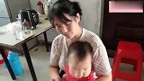 八个月宝宝哭闹，妈妈难哄没想到哥哥放学回来，宝宝马上开心起来