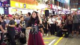 香港街头女歌王深情演唱《隐形的翅膀》，观众堵塞了大街