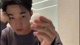 男生用一个乒乓球，弹出了一首曲子前奏
