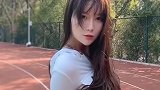 嘘，在后面跟的太近可是会被我抓到的哦