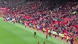 仍然支持你！滕哈赫退场时，曼联主场球迷用掌声表达支持