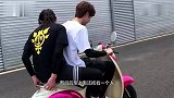 路人偶遇王一博骑摩托车，当看到后座上的人，网友：我酸了！