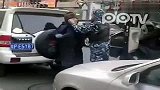 发生刮蹭运钞车司机对骑车老人大打出手