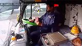 泰国：追尾前一秒惊恐抬头！货车司机玩手机撞车身亡