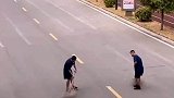 一张纸巾引发的对决，待会五公里让你们比个够