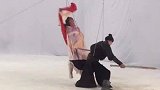 女演员的替身是个男的，拍摄武戏