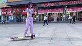妹子这技术还敢出来玩滑板，玉镯都摔得稀碎