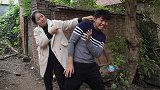 二货鼻腔脸肿被嘲笑，小伙吹牛见义勇为被打的，媳妇听不下去了