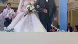 男友上台当伴郎，脸上露出兴奋笑容