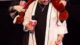 陈立农给萝莉音猛男戴上围巾 农农太可爱了～