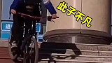 此子是个纯爷们，愣是一声没吭