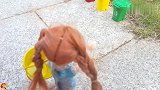 小芭比做梦去公园翻垃圾桶捡破烂，被同班同学看到嘲笑她