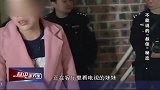 姑娘家中被男子闯进门，妹妹听见呼叫前来救援，却无力反抗