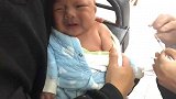 100天宝宝去打预防针，下一秒宝宝的表情，宝妈觉得心疼又好笑