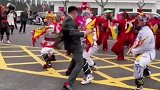 新人请秧歌队庆祝，新郎官忍不住加入