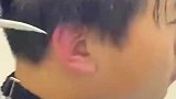 男子去理发店理发，过程总感觉耳朵凉凉的