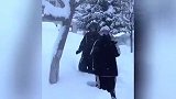 盘点南方人玩雪发疯日常：雪地里撒欢，冻得嗷嗷叫也要“裸泳”