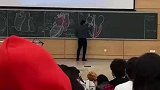 生物老师的黑板画能够画的这么好