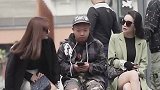 左右两边都是美女挨着，小哥都有点不自在了
