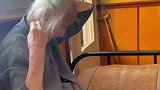 外婆执意要回娘家看看，临行前整理头发到娘家后却因劳累卧床