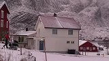 挪威的冬天，爸爸推着孩子在雪地里走