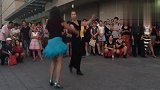 两位女老师在街头跳双人广场舞，引数百人围观掌声不断！