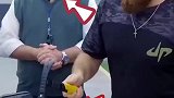小伙为了做实验拿20克拉钻石用锤子敲击，想看看他的硬度，结果没想到