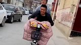 男子玩翘头失败，哥俩重摔在地