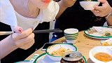 还好和他拿的不是一双筷子。