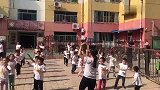 幼儿园大班小朋友跳舞，这个手势太帅了！领舞老师也漂亮