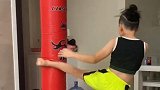 江苏宿迁：8岁姐姐练踢腿，4岁弟弟压沙袋