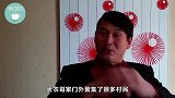 气愤！大衣哥家门遭无赖乡民一脚踹开，面带苦笑和众人合影！