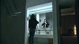 蜗居海藻把衣服扣好，然后把头发扎起来，脸上这是什么表情