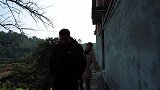 包立春修车，桃子姐妈妈来做客，做两盆肥肠鸡，香脆嫩滑，真美味