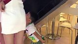 是你爸爸派你去的吗？看了半天原来是想要小姐姐手上的贴纸