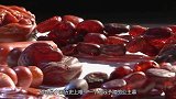 千年古墓被发掘，东南角却发现坐着一个盗墓贼，专家：你看那油灯