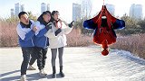 蜘蛛侠意外坠落地球，师生竟用魔法镜将他送回平行宇宙，厉害！