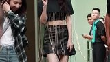 美丽大方的李沁姑娘，衣服上的流苏行走间仪态万千