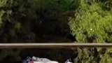 一名4岁儿童悬空挂在阳台外侧一位邻居立即和小区保安一起展开救援