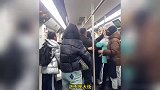 大妈地铁上吵架被学生哥怒吼“别吵了家人们”，网友：他好像要上链接