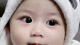 女子晒自家宝宝，水汪汪的大眼睛充满了爱意