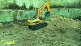 儿童玩具车模型工作视频，挖掘机挖土给玩具大卡车装车工作表演