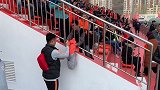 人气不减当年！韩鹏现身鲁能基地热情给球迷签名