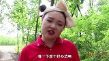 小伙伴玩头顶零食游戏，结果燕子竟然把零食全顶下来完了，真厉害