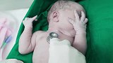 喜得一儿子刚出生太可爱了，产房实拍记录这珍贵的画面