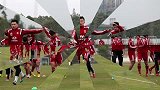 国足-14年-中国男足清远集训 王大雷钻队友裤裆-新闻