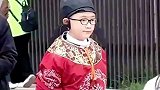 孩子们穿着古装进入景区